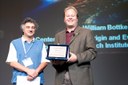 Un premio destinato a quanti si siano distinti nei campi di interesse che gli erano propri: scienze planetarie, geodesia spaziale, fisica fondamentale, divulgazione scientifica, sicurezza nello spazio, controllo degli armamenti e disarmo. Tema di quest'anno "formazione e prima fase evolutiva del sistema solare". 