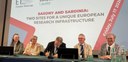Oggi a Nuoro è stato siglato un Memorandum d’intesa tra enti di ricerca italiani e tedeschi per il progetto Einstein Telescope.
L'accordo stringe un'alleanza strategica tra la candidatura della Sardegna, con il sito di Sos Enattos, e quella della Lusazia  in Germania, per rafforzare la cooperazione scientifica e promuovere la realizzazione del futuro osservatorio europeo di onde gravitazionali